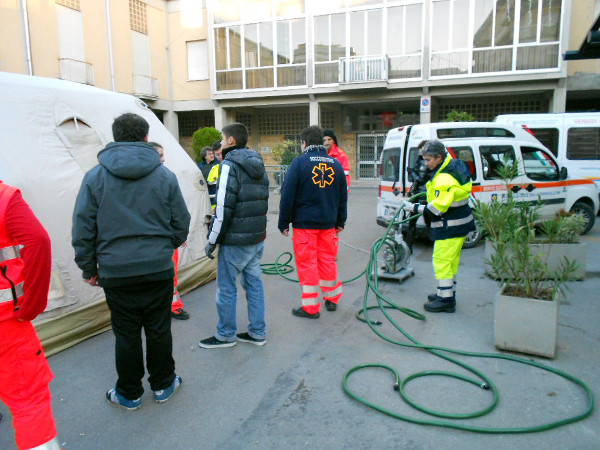 montaggio della tenda in piazza risorgiment