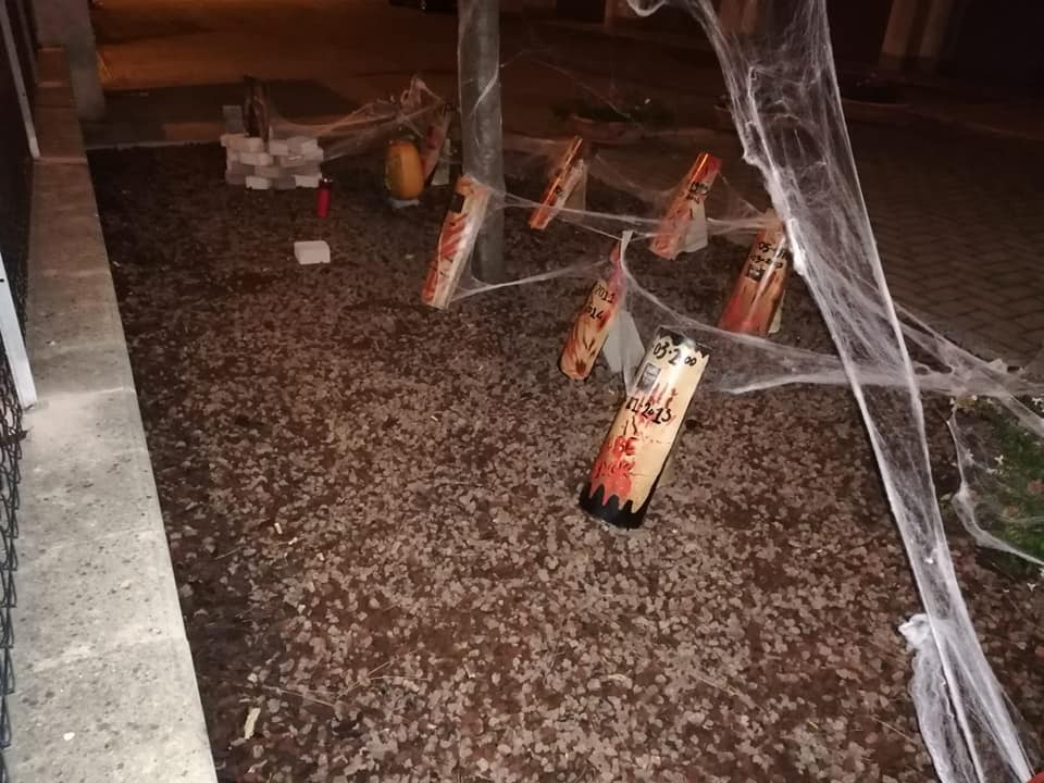Foto della sede addobbata per halloween