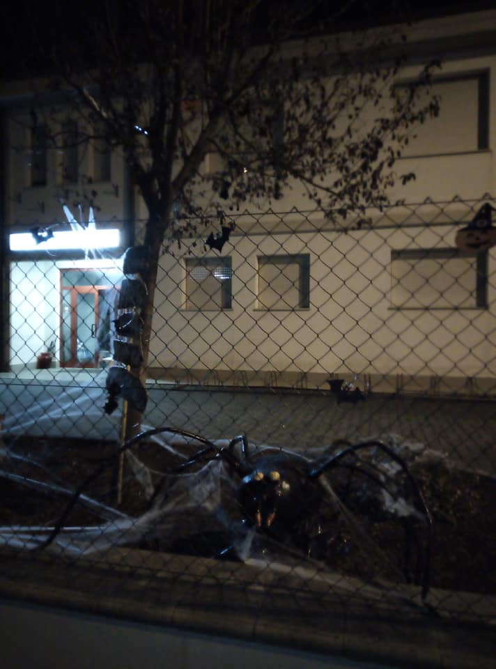 Foto della sede addobbata per halloween