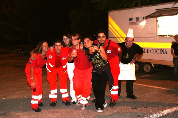 Un gruppo davanti alla cucina