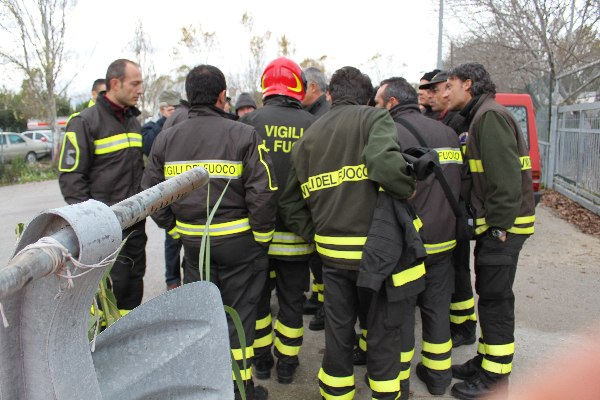 vigili del fuoco al lavoro