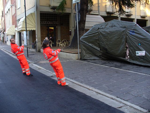 I militi montano la tenda