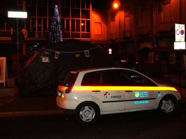 taxi sanitario e tenda da campo davanti al comune