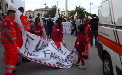 foto della manifestazione contro la chiusura dell'ospedale di chiaravalle
