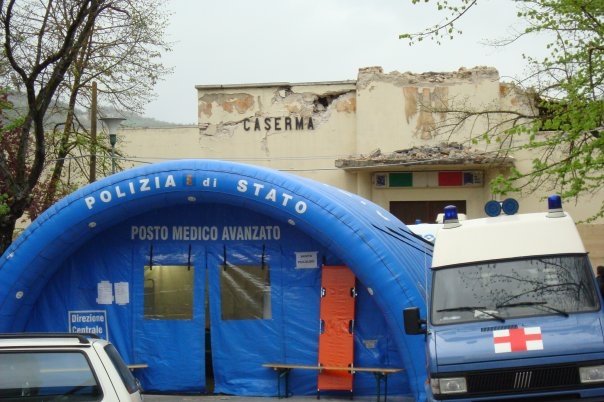 Polizia di Stato e caserma distrutta